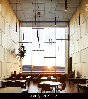 Blick auf das Café im Inneren mit Sonneneinstrahlung. Kristallen Kiruna, Kiruna, Schweden. Architekt: Henning Larsen, 2018. Stockfoto
