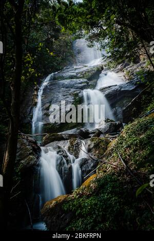 Langzeitbelichtung Wachiratharn Wasserfall, Doi Inthanon Nationalpark, Chiang Mai, Thailand, Südostasien, Asien Stockfoto