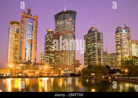 Bürogebäude im Finanzviertel Lujiazui vom Central Greenfield Park in Pudong, Shanghai, China, Stockfoto