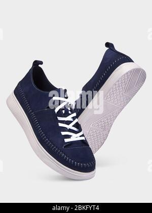 Herren Sommer Veloursleder blau Sneaker mit weißen Sohlen. Sportschuhe für Herren. Sportlicher Style. Isoliert auf weißem Hintergrund. Stockfoto