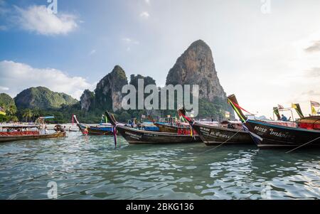 Lange Leitboote am Railay-Strand in Railay, Ao Nang, Provinz Krabi, Thailand, Südost-Asien, Asien Stockfoto