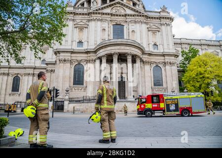 London, Großbritannien. Mai 2020. Matt Rack führt eine Kranzniederlegung und Minuten Stille für Feuerwehrdenkmal vor der St. Paul's Cathedral - mit Feuerwehrleuten aus Shoreditch. Die "Lockdown" geht weiter für den Ausbruch des Coronavirus (Covid 19) in London. Kredit: Guy Bell/Alamy Live News Stockfoto