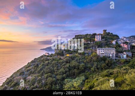 Bergdorf Nonza mit Blick auf das Mittelmeer auf Cap corse, Korsika, Frankreich Stockfoto