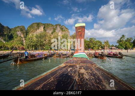 Lange Leitboote am Railay-Strand in Railay, Ao Nang, Provinz Krabi, Thailand, Südost-Asien, Asien Stockfoto