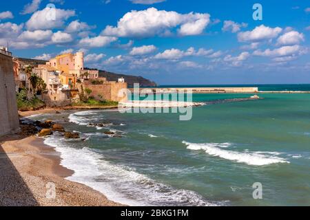 Sonnige mittelalterliche Festung in Cala Marina, Hafen in der Küstenstadt Castellammare del Golfo und Cala Petrolo Strand, Sizilien, Italien Stockfoto