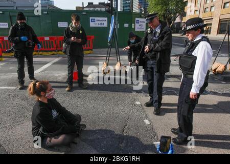 Euston, Lonodon, Großbritannien. Mai 2020. Zusätzlich zu Euston und Colne Valley finden auf der gesamten vorgeschlagenen Route HS2 Rebellion-Aktionen statt, wobei Stop HS2 und andere Aktivisten heute über 20 HS2-Standorte blockieren... von London nach Crackley Woods, Warwickshire. Die Protektoren möchten den öffentlichen Widerstand gegen die Zerstörung unserer alten Waldgebiete und Wildtierräume durch HS2 und die Unfähigkeit von HS2, die Bauarbeiten an mehreren Standorten zu stoppen, die HSE Covid-Richtlinien zu verletzen und ihre Arbeiter, Protestierenden, Familien und Gemeinschaften während einer nationalen Gesundheitskrise unnötigen Risiken auszusetzen, betonen. Credi Stockfoto