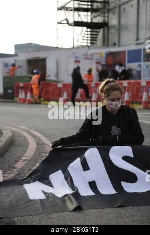 Euston, Lonodon, Großbritannien. Mai 2020. Zusätzlich zu Euston und Colne Valley finden auf der gesamten vorgeschlagenen Route HS2 Rebellion-Aktionen statt, wobei Stop HS2 und andere Aktivisten heute über 20 HS2-Standorte blockieren... von London nach Crackley Woods, Warwickshire. Die Protektoren möchten den öffentlichen Widerstand gegen die Zerstörung unserer alten Waldgebiete und Wildtierräume durch HS2 und die Unfähigkeit von HS2, die Bauarbeiten an mehreren Standorten zu stoppen, die HSE Covid-Richtlinien zu verletzen und ihre Arbeiter, Protestierenden, Familien und Gemeinschaften während einer nationalen Gesundheitskrise unnötigen Risiken auszusetzen, betonen. Credi Stockfoto