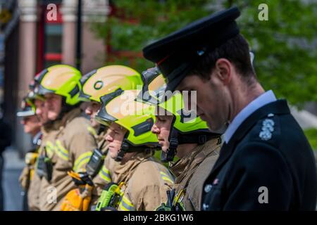 London, Großbritannien. Mai 2020. Matt Rack führt eine Kranzniederlegung und Minuten Stille für Feuerwehrdenkmal vor der St. Paul's Cathedral - mit Feuerwehrleuten aus Shoreditch. Die "Lockdown" geht weiter für den Ausbruch des Coronavirus (Covid 19) in London. Kredit: Guy Bell/Alamy Live News Stockfoto