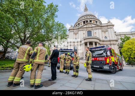 London, Großbritannien. Mai 2020. Matt Rack führt eine Kranzniederlegung und Minuten Stille für Feuerwehrdenkmal vor der St. Paul's Cathedral - mit Feuerwehrleuten aus Shoreditch. Die "Lockdown" geht weiter für den Ausbruch des Coronavirus (Covid 19) in London. Kredit: Guy Bell/Alamy Live News Stockfoto