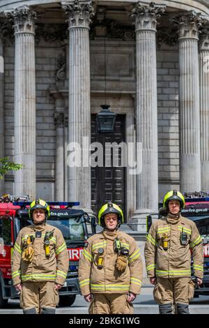 London, Großbritannien. Mai 2020. Matt Rack führt eine Kranzniederlegung und Minuten Stille für Feuerwehrdenkmal vor der St. Paul's Cathedral - mit Feuerwehrleuten aus Shoreditch. Die "Lockdown" geht weiter für den Ausbruch des Coronavirus (Covid 19) in London. Kredit: Guy Bell/Alamy Live News Stockfoto