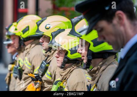 London, Großbritannien. Mai 2020. Matt Rack führt eine Kranzniederlegung und Minuten Stille für Feuerwehrdenkmal vor der St. Paul's Cathedral - mit Feuerwehrleuten aus Shoreditch. Die "Lockdown" geht weiter für den Ausbruch des Coronavirus (Covid 19) in London. Kredit: Guy Bell/Alamy Live News Stockfoto