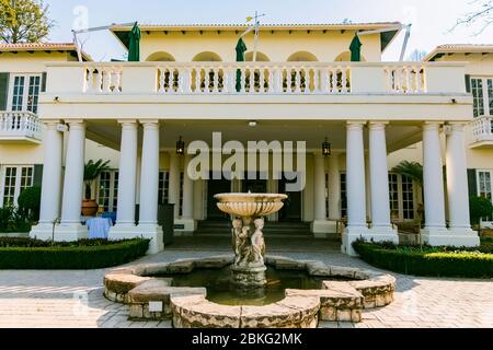 Johannesburg, Südafrika - 15. August 2018: Wohlhabendes Vorstadthaus mit Garten Stockfoto