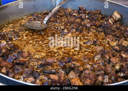 Traditioneller Fischeintopf, der in einer rustikalen Schüssel auf Holzhintergrund zubereitet wird. Frisches Essen Buffet Brunch Catering Essen Party Sharing Konzept Stockfoto