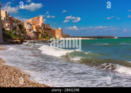 Sonnige mittelalterliche Festung in Cala Marina, Hafen in der Küstenstadt Castellammare del Golfo und Cala Petrolo Strand, Sizilien, Italien Stockfoto