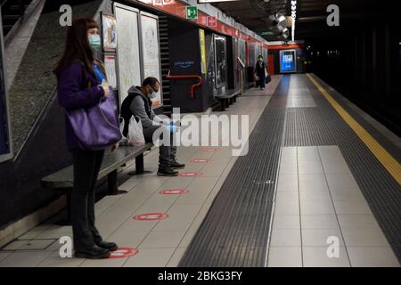 Mailand, Italien. Mai 2020. Milanao, Coronavirus Phase 2 - Neustart - auf dem Foto: Untergrund mit Zeichen für die Distanzierung Quelle: Independent Photo Agency/Alamy Live News Stockfoto