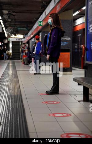 Mailand, Italien. Mai 2020. Milanao, Coronavirus Phase 2 - Neustart - auf dem Foto: Untergrund mit Zeichen für die Distanzierung Quelle: Independent Photo Agency/Alamy Live News Stockfoto