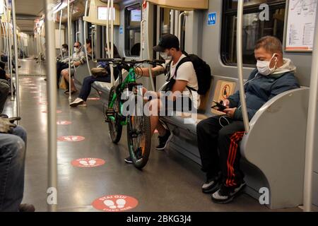 Mailand, Italien. Mai 2020. Milanao, Coronavirus Phase 2 - Neustart - auf dem Foto: Untergrund mit Zeichen für die Distanzierung Quelle: Independent Photo Agency/Alamy Live News Stockfoto