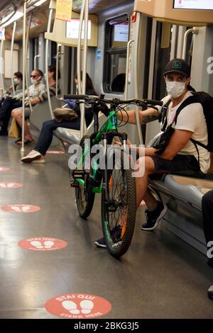 Mailand, Italien. Mai 2020. Milanao, Coronavirus Phase 2 - Neustart - auf dem Foto: Untergrund mit Zeichen für die Distanzierung Quelle: Independent Photo Agency/Alamy Live News Stockfoto