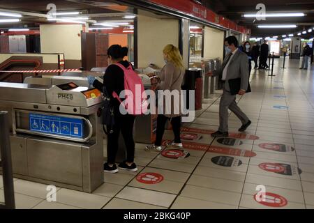 Mailand, Italien. Mai 2020. Milanao, Coronavirus Phase 2 - Neustart - auf dem Foto: Untergrund mit Zeichen für die Distanzierung Quelle: Independent Photo Agency/Alamy Live News Stockfoto