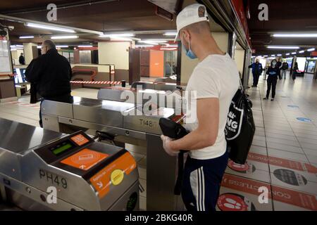 Mailand, Italien. Mai 2020. Milanao, Coronavirus Phase 2 - Neustart - auf dem Foto: Untergrund mit Zeichen für die Distanzierung Quelle: Independent Photo Agency/Alamy Live News Stockfoto