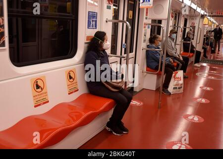 Mailand, Italien. Mai 2020. Milanao, Coronavirus Phase 2 - Neustart - auf dem Foto: Untergrund mit Zeichen für die Distanzierung Quelle: Independent Photo Agency/Alamy Live News Stockfoto