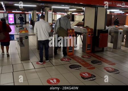 Mailand, Italien. Mai 2020. Milanao, Coronavirus Phase 2 - Neustart - auf dem Foto: Untergrund mit Zeichen für die Distanzierung Quelle: Independent Photo Agency/Alamy Live News Stockfoto