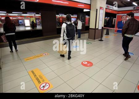 Mailand, Italien. Mai 2020. Milanao, Coronavirus Phase 2 - Neustart - auf dem Foto: Untergrund mit Zeichen für die Distanzierung Quelle: Independent Photo Agency/Alamy Live News Stockfoto