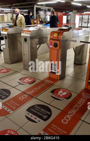 Mailand, Italien. Mai 2020. Milanao, Coronavirus Phase 2 - Neustart - auf dem Foto: Untergrund mit Zeichen für die Distanzierung Quelle: Independent Photo Agency/Alamy Live News Stockfoto