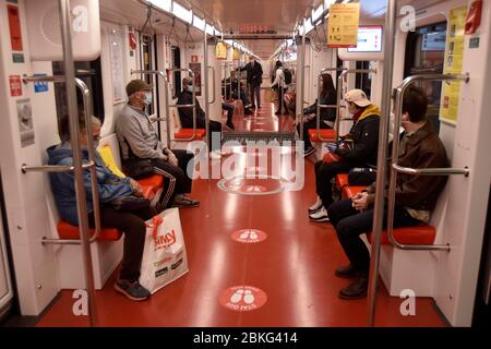 Mailand, Italien. Mai 2020. Milanao, Coronavirus Phase 2 - Neustart - auf dem Foto: Untergrund mit Zeichen für die Distanzierung Quelle: Independent Photo Agency/Alamy Live News Stockfoto