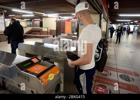 Mailand, Italien. Mai 2020. Milanao, Coronavirus Phase 2 - Neustart - auf dem Foto: Untergrund mit Zeichen für die Distanzierung Quelle: Independent Photo Agency/Alamy Live News Stockfoto