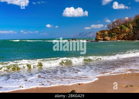 Sonnige mittelalterliche Festung in Cala Marina, Hafen in der Küstenstadt Castellammare del Golfo und Cala Petrolo Strand, Sizilien, Italien Stockfoto