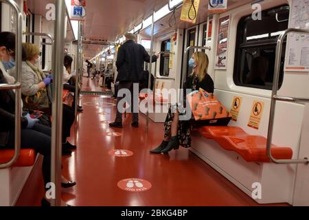 Mailand, Italien. Mai 2020. Milanao, Coronavirus Phase 2 - Neustart - auf dem Foto: Untergrund mit Zeichen für die Distanzierung Quelle: Independent Photo Agency/Alamy Live News Stockfoto