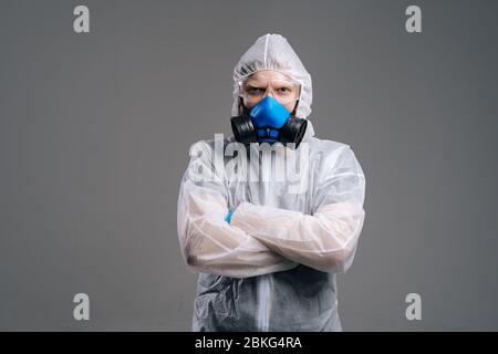 Ernsthafter Epidemiologe in Schutzhüllen, Brillen und Atemschutzgeräten. Stockfoto