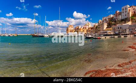 Panoramablick auf die sonnige mittelalterliche Festung in Cala Marina, Hafen in Küstenstadt Castellammare del Golfo, Sizilien, Italien Stockfoto