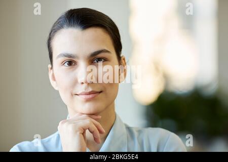 Horizontales Nahaufnahme-Porträt von jungen schönen Geschäftsfrau ohne Make-up auf Gesicht Blick auf Kamera, kopieren Raum Stockfoto