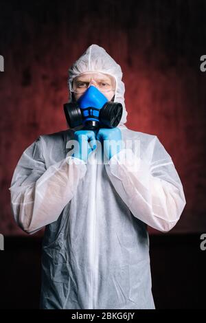 Ernsthafter Epidemiologe in Schutzhüllen, Brillen und Atemschutzgeräten. Stockfoto