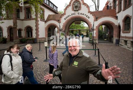 Leipzig, Deutschland. Mai 2020. Jörg Junhold, Direktor Zoo Leipzig, begrüßt die Besucher des Zoos am Eingang. Seit Montag (04.05.2020) ist der Zoo wieder für Besucher geöffnet. Um zu vermeiden, dass zu viele Besucher gleichzeitig auf dem Gelände sind, ist ein gültiges Online-Ticket Voraussetzung für den Eintritt. Quelle: Hendrik Schmidt/dpa-Zentralbild/ZB/dpa/Alamy Live News Stockfoto