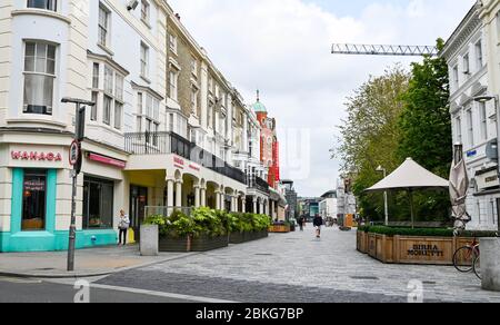 Brighton UK 4. Mai 2020 - Menschen im Theaterviertel von New Road Brighton während der Blockade der COVID-19 Pandemie-Krise des Coronavirus . Die Regierung wird erwartet, dass sie einige der Lockdown-Maßnahmen lockern und die Unternehmen in der nächsten Woche wieder an die Arbeit bringen wird. Quelle: Simon Dack / Alamy Live News Stockfoto