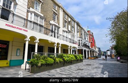 Brighton UK 4. Mai 2020 - Menschen im Theaterviertel von New Road Brighton während der Blockade der COVID-19 Pandemie-Krise des Coronavirus . Die Regierung wird erwartet, dass sie einige der Lockdown-Maßnahmen lockern und die Unternehmen in der nächsten Woche wieder an die Arbeit bringen wird. Quelle: Simon Dack / Alamy Live News Stockfoto