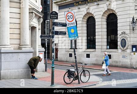 Brighton UK 4. Mai 2020 - Menschen in der North Street Gegend von Brighton während der Blockierung der Coronavirus COVID-19 Pandemiekrise . Die Regierung wird erwartet, dass sie einige der Lockdown-Maßnahmen lockern und die Unternehmen in der nächsten Woche wieder an die Arbeit bringen wird. Quelle: Simon Dack / Alamy Live News Stockfoto