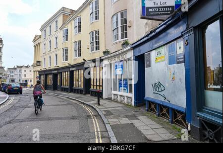 Brighton UK 4. Mai 2020 - während der Blockierung der COVID-19 Pandemie-Krise ist es fast verlassen im berühmten Lanes-Einkaufsviertel von Brighton. Die Regierung wird erwartet, dass sie einige der Lockdown-Maßnahmen lockern und die Unternehmen in der nächsten Woche wieder an die Arbeit bringen wird. Quelle: Simon Dack / Alamy Live News Stockfoto