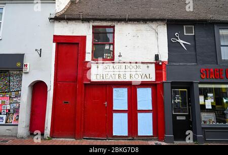 Brighton UK 4. Mai 2020 - die Theaterbühne Royal in Brighton während der Blockierung der COVID-19 Pandemie-Krise des Coronavirus. Die Regierung wird erwartet, dass sie einige der Lockdown-Maßnahmen lockern und die Unternehmen in der nächsten Woche wieder an die Arbeit bringen wird. Quelle: Simon Dack / Alamy Live News Stockfoto