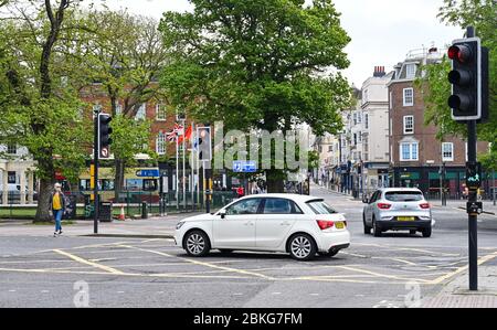 Brighton UK 4. Mai 2020 - Mehr Verkehr auf den Straßen in Brighton während der Blockierung der COVID-19 Pandemiekrise des Coronavirus . Die Regierung wird voraussichtlich beginnen, einige der Lockdown-Maßnahmen zu entspannen und die Unternehmen in der nächsten Woche zurück zu bekommen. Quelle: Simon Dack / Alamy Live News Stockfoto