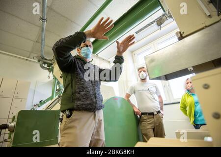 Stuttgart, Deutschland. Mai 2020. Joachim Mönch (l.), Müller-Meister und Lehrer an der Gewerbischen Schule im Hoppenlau unterrichtet die Teilnehmer in einer Weiterbildung für Silospezialisten. Die Schule im Südwesten beginnt sehr begrenzt und schrittweise. Quelle: Marijan Murat/dpa/Alamy Live News Stockfoto