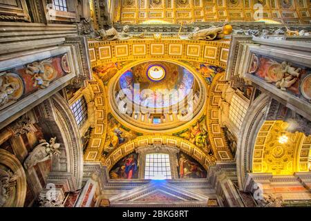Der Innenraum des Petersdoms, katholische Schreine, das Grab des Petersdoms, herrliche Kirche, St. Petersdom in Rom, vatikan, italien, Stockfoto
