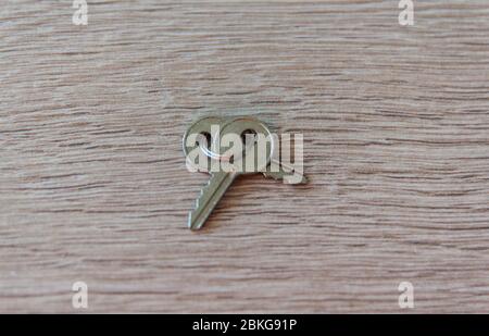 Zwei alte Eisenschlüssel auf dem Holztisch Hintergrund. Kopierbereich. Flaches Lay. Stockfoto