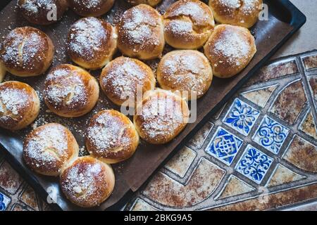 Ganze Körnerbrötchen auf dem Tisch. Frisch gebackene Brötchen zum Frühstück Stockfoto
