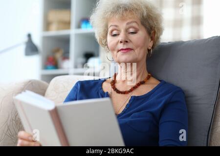 Lady in niedlichem Outfit Stockfoto