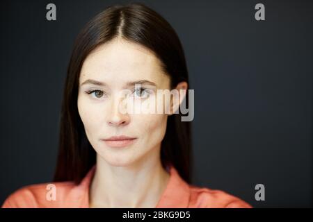 Horizontale Nahaufnahme Porträt von zuversichtlich junge kaukasische Brünette Blick auf Kamera, kopieren Raum Stockfoto