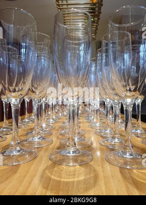 Leere Gläser Champagner auf dem Bartisch. Stockfoto